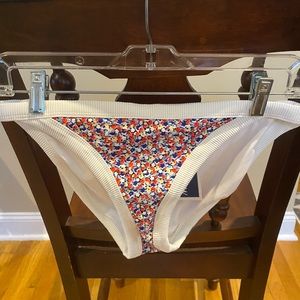 Medium bikini bottom. Floral print.